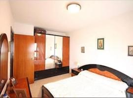 Double Bedroom in Shared apartment with balcony and parking，位于阿尔姆尼卡的露营地