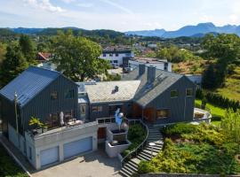 2 Bedroom Awesome Home In lesund，位于奥勒松的酒店