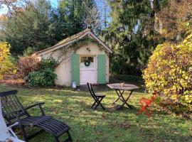 Maisonnette en clairière de forêt，位于Gambais的度假屋