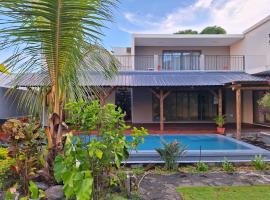 3 bedrooms -swimming pool- fully equipped kitchen，位于Roches Brunes的酒店
