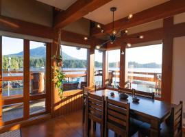 Waterfront Condo in Ucluelet，位于尤克卢利特的酒店