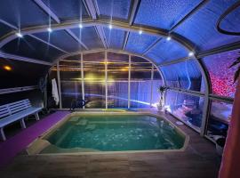 CHALET EN MURCIA con piscina de verano y spa a 36 grados，位于穆尔西亚的酒店