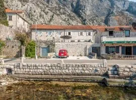 Beachfront house in Dobrota