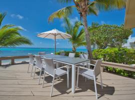 Incredible Beach Front Villa!，位于乔治敦的乡村别墅