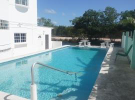 See Belize WATERSIDE Sea View Suite with Infinity Pool & Overwater Deck，位于伯利兹城的公寓