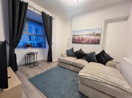 4 bedroom, sleeps 8 comfy home near to City Centre and Beaches!，位于斯旺西的酒店