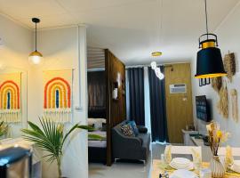 1 Bedroom Suite Condo with Balcony, Swimming Pool and Gym，位于公主港的分契式公寓