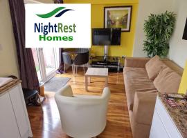 NightRest Homes 5 Bedroom House - Smart Tv in Each Room-Parking-Wifi，位于韦林花园城的度假屋