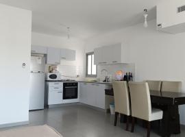 Lovely room at Benny's apartment，位于Netivot的酒店