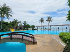 Baan Sansaran Excellent apartment on the beach with a large territory and swimming pools.，位于华欣的公寓