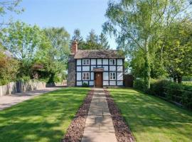 Log Burner and Beamed Ceilings-2 Bed Cottage Crumpelbury and Whitbourne Hall less than a 4 minute drive Dog walking trails and local pub within walking distance and a 30 minute drive to the Malvern Hills，位于伍斯特的度假屋