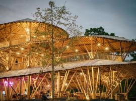 The Osing Bamboo Resort - a LIBERTA Collection，位于Tamansuruh的度假村