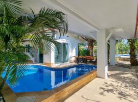 Tina's Living Paradise II - Guesthouses with private pool, 5 min to beach，位于罗勇的别墅