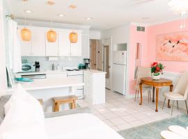 Private Balcony - Beach - Pool and Pickleball，位于泰比岛的自助式住宿