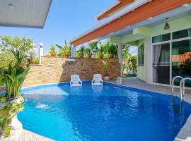 Tina's Living Paradise II - Guesthouses with private pool, 5 min to beach，位于罗勇的酒店