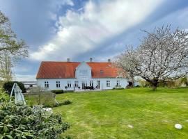 Havlykkegaard - en unik gammel dame ved Østersøen，位于Idestrup的酒店