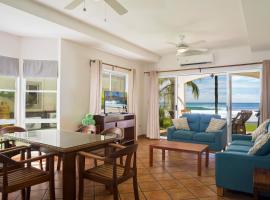 Villas Iguana A-14 Beachfront Condo，位于Iguana的酒店