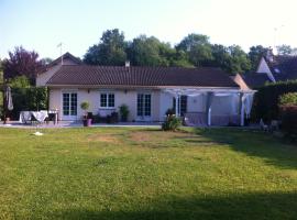 Maison reposante plein sud sans vis à vis avec piscine，位于Le Châtelet-en-Brie的酒店