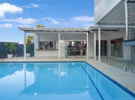Luxurious tropical home with pool & island views，位于格拉德斯通的酒店