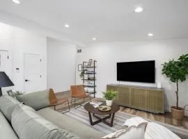 Light-Filled Modern Flat Near 25th Street Fun