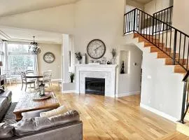 Fantastic Bright 4 Bedroom- Deck - Fireplaces