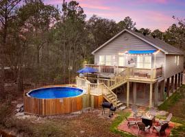 Waterfront Home with Pool, Hot Tub and Game Area，位于Shoreline Park的度假屋