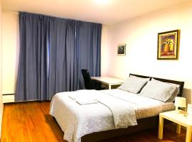 Big Private Room MidMontreal next to station metro - Parking free，位于蒙特利尔的低价酒店