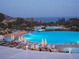 CAP ESTEREL, T2 VUE MER 4 couchages adapté PMR，位于圣拉斐尔的酒店