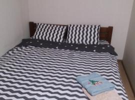 ПРОСТОРНАЯ СОЛНЕЧНАЯ ДВУХКОМНАТНАЯ квартира，位于赫梅利尼茨基的酒店