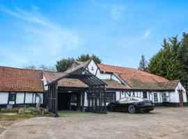 OYO Tudor Oaks Lodge Stevenage North，位于Astwick的带停车场的酒店