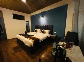 White Rose Hotel By #Link Way