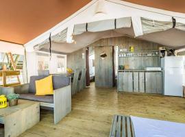 Istra Sunny Tent in Lanterna Premium Camping Resort 4*，位于波雷奇的酒店