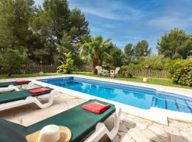 Magnífica villa con piscina en zona bosque Sant Jordi de Alfama，位于莱斯崔斯卡勒斯的酒店