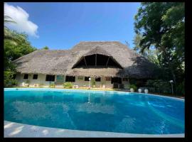 Ornella House Resort: Spacious 5-Bed Villa in Tropical Malindi，位于马林迪的酒店