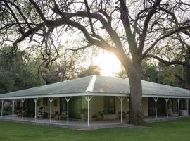 Kolokolo Safari Home - Mashatu Game Reserve，位于Lentswelemoriti的带泳池的酒店