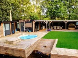 Bohemian included boat supboards and pool 5 minutes by boat from parking to the bohemien