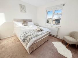 New Stylish 2-Bed Retreat in Central Windsor，位于温莎的酒店