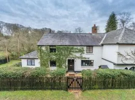 Luxury cosy cottage, enchanting forest location.