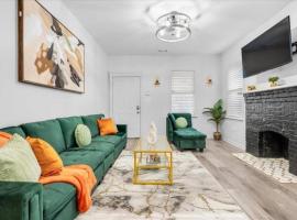 SAV Summer Escape - River St & DT - Free Parking，位于萨凡纳的酒店