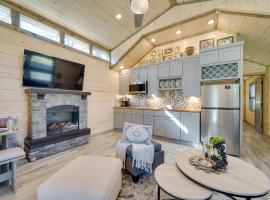 Sweet Spot Cabin in Broken Bow with Fire Pit!，位于布罗肯鲍的酒店
