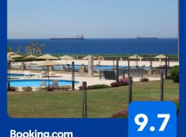 Modern Front Seaview chalet El Sokhna，位于艾因苏赫纳的酒店