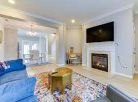 Cozy Charlotte Townhome Rental about 11 Mi to Uptown!，位于Mount Holly的酒店