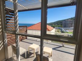 Balcony Sea Breeze @ Bayfront Villas Portmore，位于波特莫尔的酒店