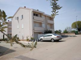 Apartments with a parking space Porat, Krk - 22268，位于波拉特的酒店