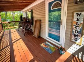 Bern's Summit Solitude: Stream-Front Serenity，位于Confluence的酒店