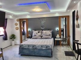 Condo Azur Suites B207 near Airport, Netflix, Stylish, Cozy with swimming pool，位于Lapu Lapu City的酒店