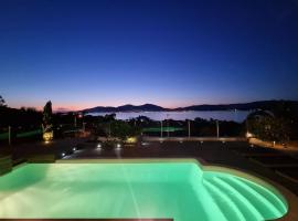 Villa vue mer panoramique, piscine, plage à pied，位于Grosseto-Prugna的酒店