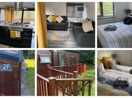 Lakeside retreat - Lodge 2F caer beris holiday park，位于比尔斯韦尔斯的酒店