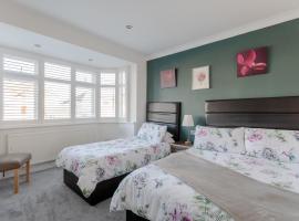 Apple House Wembley - Family room with shared bathroom，位于埃奇韦尔的酒店