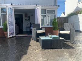 The Little Lodge - seaside town of Penarth nr Cardiff，位于珀纳斯的酒店